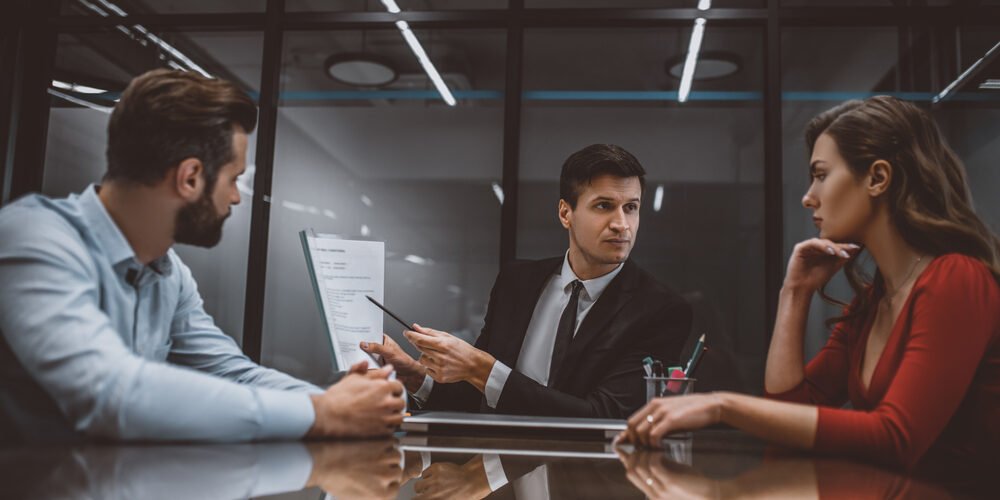 A mediator guiding a couple toward resolution during a New Jersey divorce mediation session.